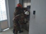 В Карши спасатели вызволили застрявших в лифте детей