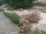 Дорогу в Заамине из-за схода селя затопило грязевыми потоками. Видео