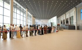 В международном аэропорту Ташкента впервые появилась зона для встречающих внутри терминала (фото)