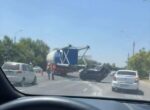 В Ташкенте крупногабаритный грузовик зацепил Tracker на обочине. Видео