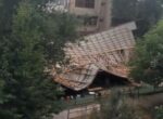 Крыша многоквартирного дома под Ташкентом рухнула на детскую площадку из-за ветра. Видео