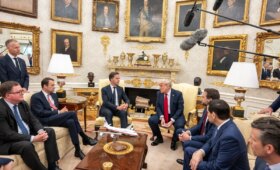 «Жёсткие пошлины» против России, оружие — Украине. Главное из заявления Трампа
