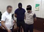 Чиновники двух регионов Узбекистана попались на крупных взятках. Видео