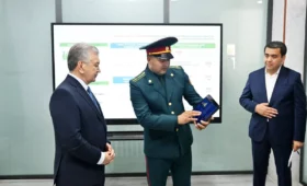 «Я хочу воспитывать таких, как ты». Президент повысил в звании инспектора профилактики махалли «Янги Камолон»