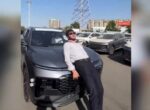 В Ташкенте парень попал под машину во время съемки опасного Instagram-тренда. Видео