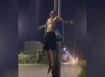 Дно хайпа пробито. В Термезе подросток «распял» себя на дорожном знаке пешеходного перехода. Видео