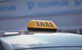 С агрегаторами такси сотрудничают на 8,2% меньше cамозанятых водителей, чем в начале года
