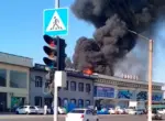 В Газалкенте сгорел двухэтажный хозмаг. Видео