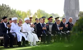 Президент Узбекистана почтил память жертв репрессий