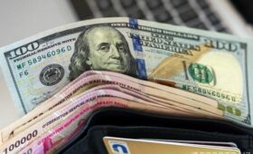 Курс доллара в Узбекистане опустился ниже 12200 сумов — это минимум за два года