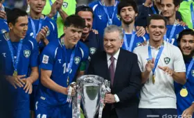 Президент вручил кубок футболистам Узбекистана после победы в финале CAFA Nations Cup