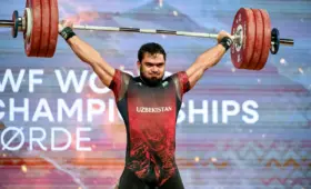 Тяжелоатлет Акбар Джураев стал трёхкратным чемпионом мира и установил два мировых рекорда (видео)