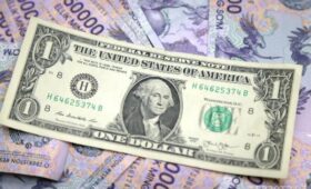 Население продаёт валюту активнее, чем покупает. Что происходит на валютном рынке Узбекистана