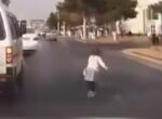 В Ташкенте девочка выпала из движущегося автомобиля на проезжую часть. Видео