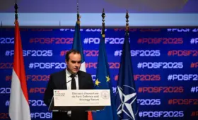 Премьер-министр Франции подал в отставку менее чем через месяц после назначения