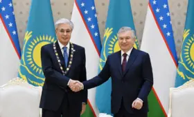 Президент Узбекистана наградил главу Казахстана орденом «Дружбы высшей степени»