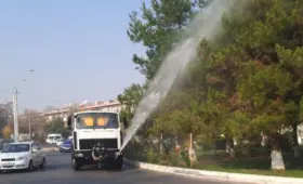 В Ташкенте начали поливать улицы и деревья для снижения уровня загрязнения воздуха