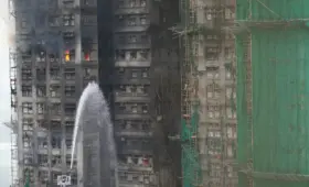 Число жертв пожара в жилом комплексе в Гонконге выросло до 55