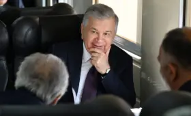 Президент проехал на поезде по новой железной дороге из Самарканда в Ургут