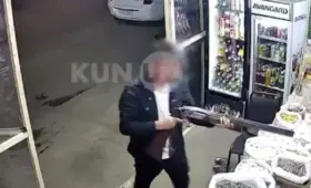 В Ахангаранском районе мужчина с охотничьим ружьём напал на женщину