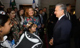 Президент Узбекистана, прибыв в Вашингтон, встретился с соотечественниками