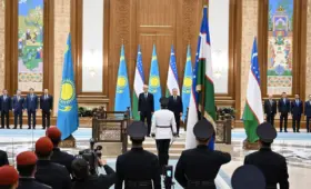 Церемонию встречи президента Казахстана провели в аэропорту «Ташкент-Хумо»