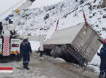 Грузовик перевернулся на перевале Камчик. Видео