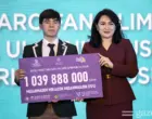 По 1 млрд сумов получили два школьника, победивших на международных олимпиадах (+фото)