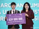 По 1 млрд сумов получили два школьника, победивших на международных олимпиадах (+фото)