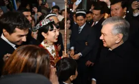 Шавкат Мирзиёев начал визит в Японию со встречи с узбекистанцами (фото)