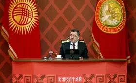 Зарплаты учителей и медработников в Кыргызстане повысят вдвое с апреля 2026 года