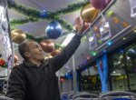 Новогодний рейс. Как водители столичных автобусов украшают транспорт к празднику