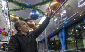 Новогодний рейс. Как водители столичных автобусов украшают транспорт к празднику