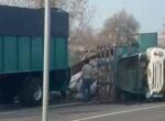 В центре Ташкента перевернулся грузовик, из-за ДТП возникли пробки. Видео