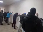 Группу молодых людей, подозреваемых в вымогательстве и побоях, задержали в Алмазарском районе