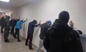 Группу молодых людей, подозреваемых в вымогательстве и побоях, задержали в Алмазарском районе