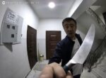 В Ташкенте пьяный мужчина расхаживал по подъезду с ножом. Видео
