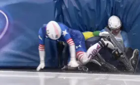 Даниил Ейбог вышел в четвертьфинал зимней Олимпиады-2026, несмотря на «жуткое падение»