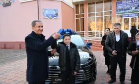 Четверокласснику, спевшему на встрече молодёжи с президентом Узбекистана, подарили машину