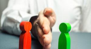 Суд признал сотрудника одного из банков виновным в домогательствах и наказал на пять суток