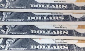 Население Узбекистана продавало банкам валюту активнее, чем покупало в 2025 году — ЦБ