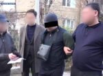 В Ташкенте помощник прокурора попался на взятке и пытался скрыться от СГБ. Видео