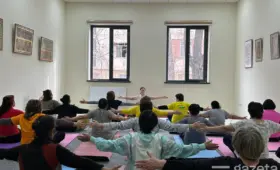 «Мы почувствовали, что не одиноки». Как работает социальный клуб для пожилых людей при организации Hamroh