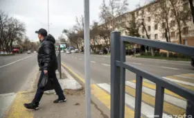 В Ташкенте вновь ставят заборы по центру улиц. В 2018 году УБДД признавало их опасными