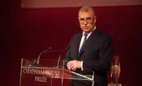 В Великобритании по подозрению в злоупотреблениях арестован бывший принц Эндрю — брат короля Карла III