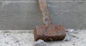 В России гражданин Узбекистана во время попойки убил друга кувалдой