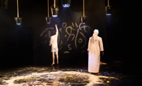 С полными вёдрами: театр «Ильхом» представил новый спектакль «Эй, Беляш»