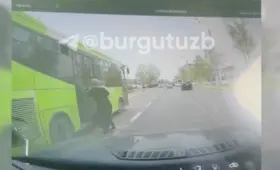 «Мы не можем вам доверить руль автобуса». Водителя, чуть не сбившего мать и сына на переходе, уволили