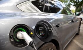 «Проигрышная история для всех». Почему в Ташкенте массово отключают электрозаправки?