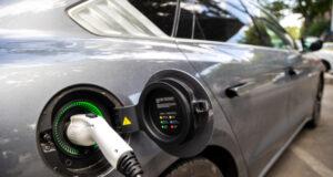 «Проигрышная история для всех». Почему в Ташкенте массово отключают электрозаправки?